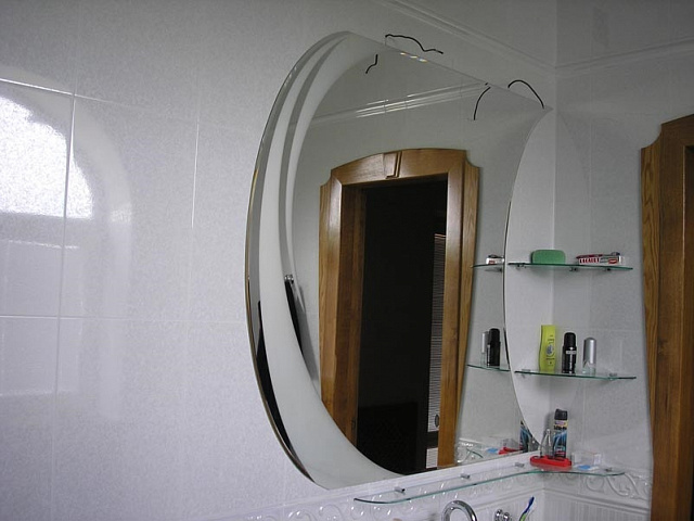 Установка зеркала в ванной комнате